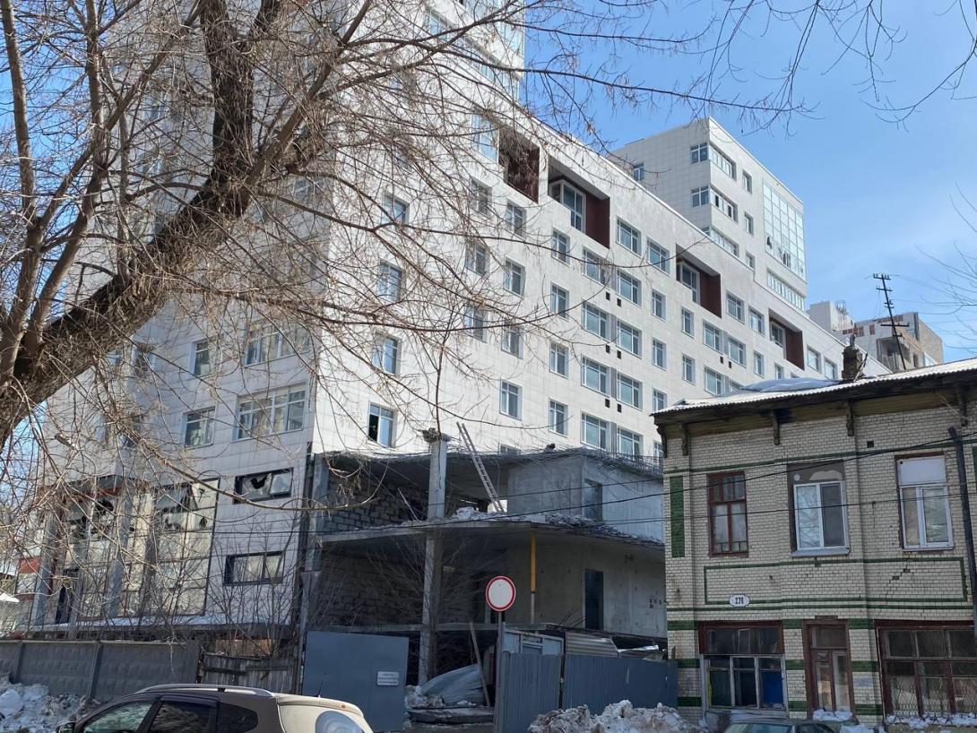 В Самаре начали сносить гигантский долгострой на Садовой улице