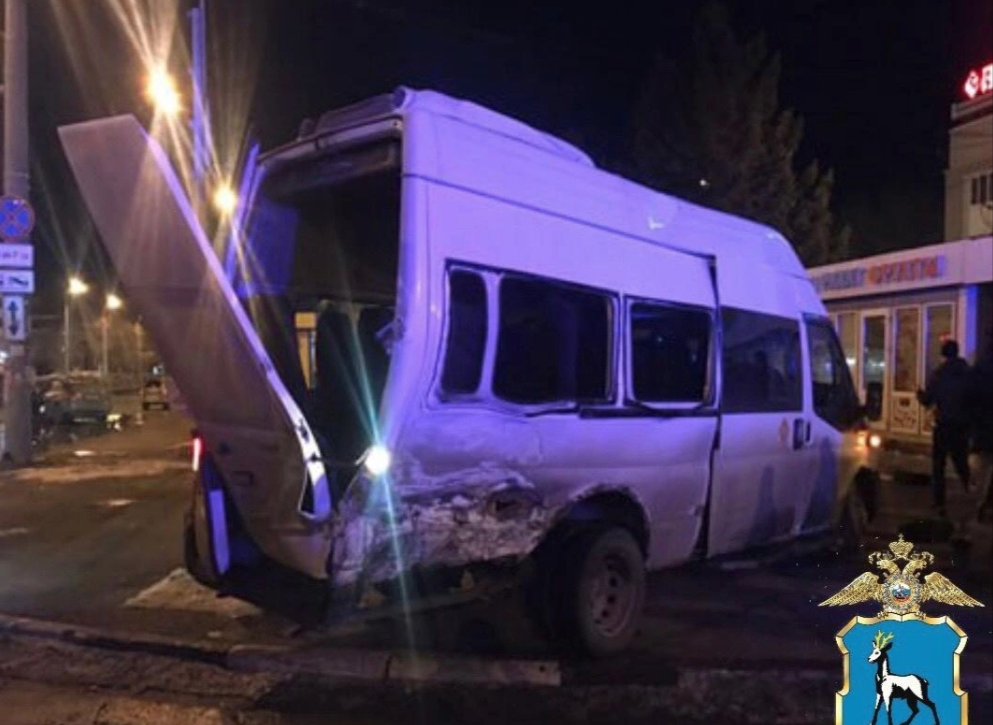 В Самаре в ДТП погиб 25-летний парень: автобус, в котором он ехал, протаранила легковушка