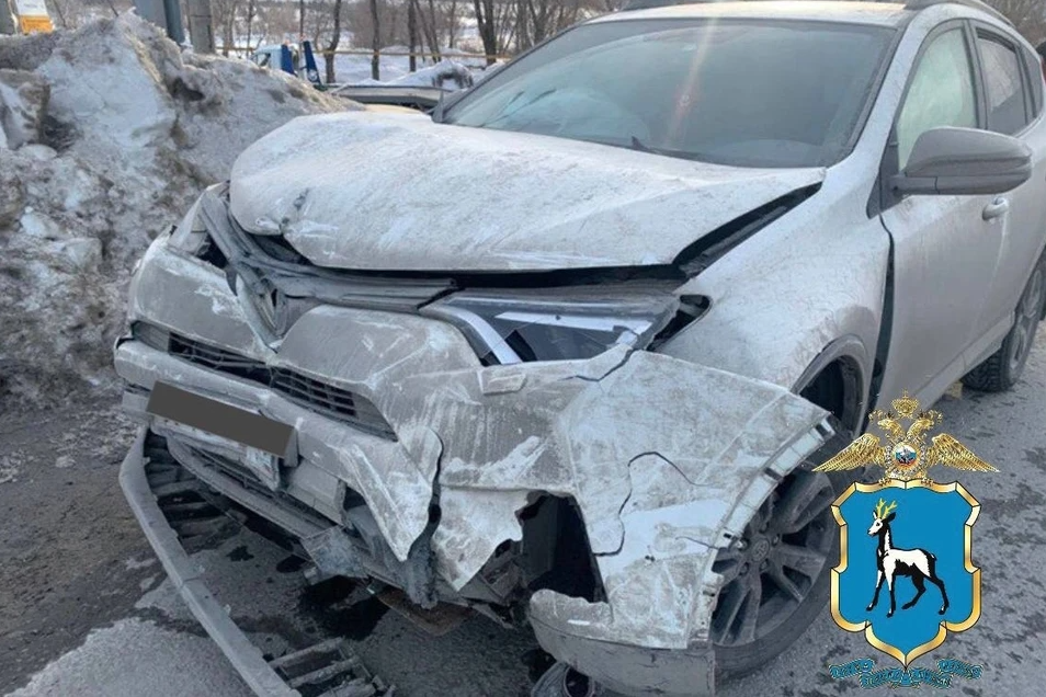 В Самаре столкнулись Volkswagen и Toyota, пострадали две девочки-пассажирки