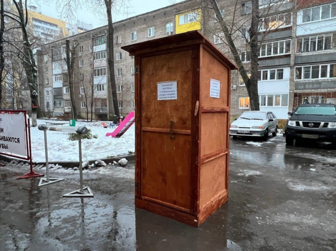 Изведенные постоянными засорами коммунальщики поставили жильцам дома на Мичурина деревянный туалет