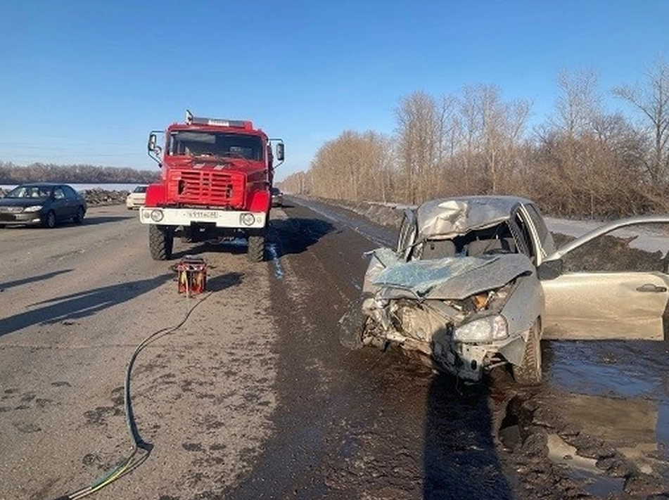 В Самарской области лоб в лоб столкнулись легковушки, один из водителей оказался заблокирован в машине