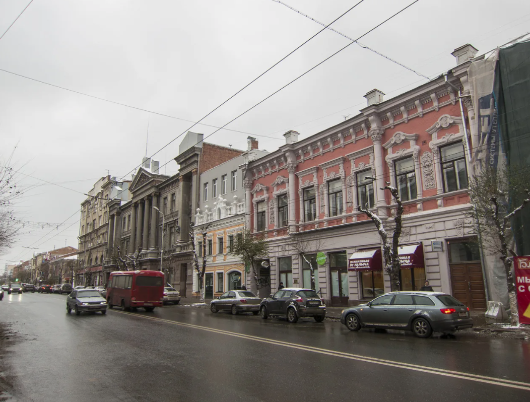 В Самаре прямо перед дверью одного из домов на Куйбышева выкопали огромную яму
