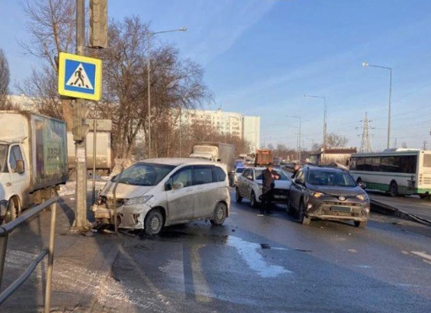 В Самаре при столкновении трех автомобилей пострадала женщина-водитель