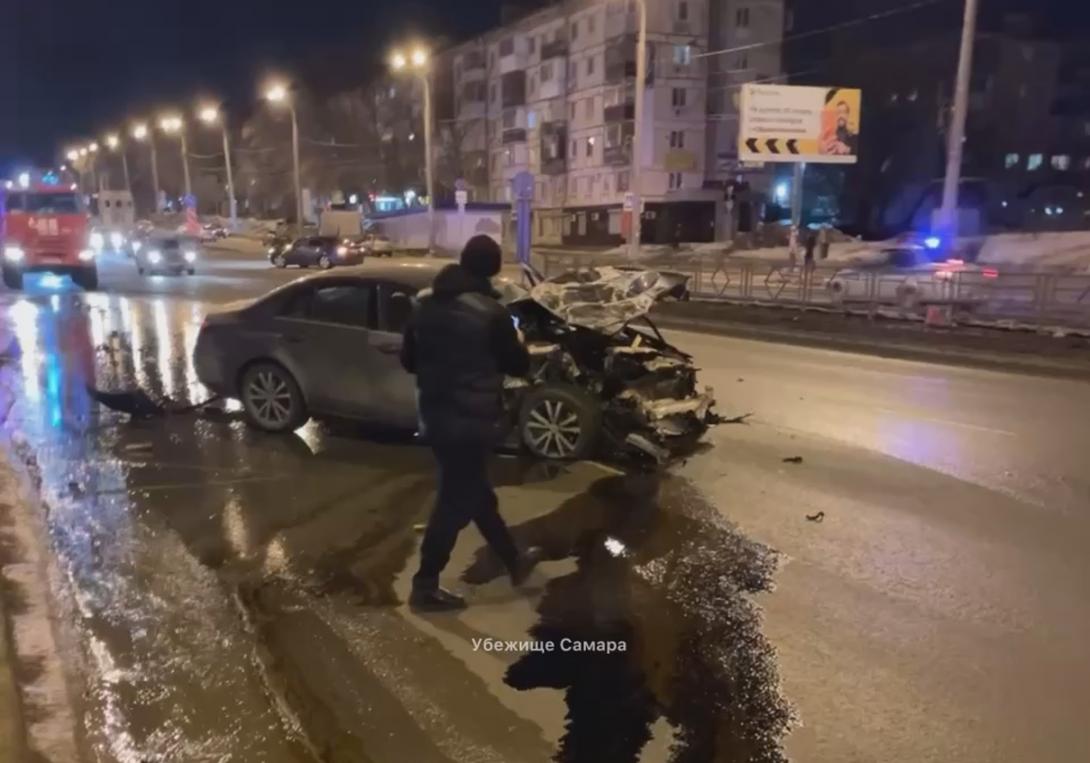 В Самаре легковушка протаранила «Газель», у автобуса вышибло заднюю дверь