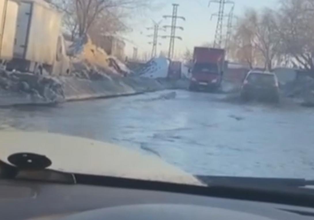 В Кировском районе Самары затопило дорогу, водителям приходится преодолевать настоящую реку
