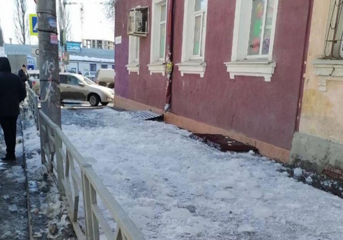 Бастрыкин потребовал доложить о расследовании дела о падении наледи на мать с тремя детьми в Самаре