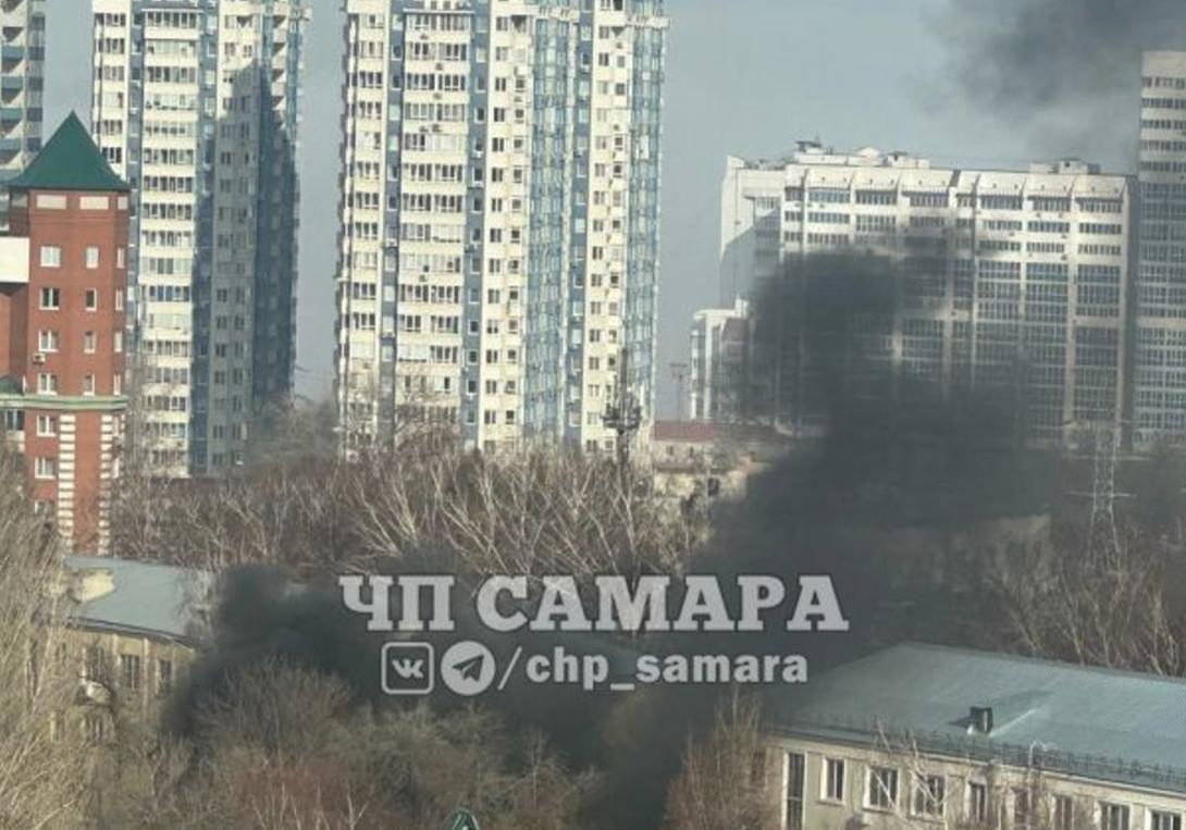 В центре Самары на Ново-Садовой вспыхнул автомобиль «Опель»